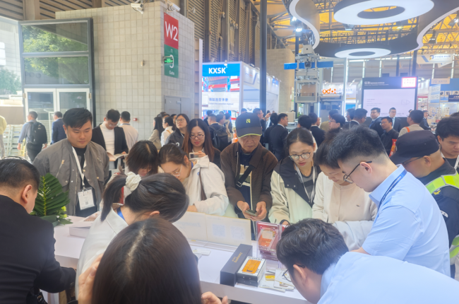 中揚立庫亮相CeMAT ASIA 2025首日：展位人氣爆棚，智能倉儲方案引行業(yè)聚焦